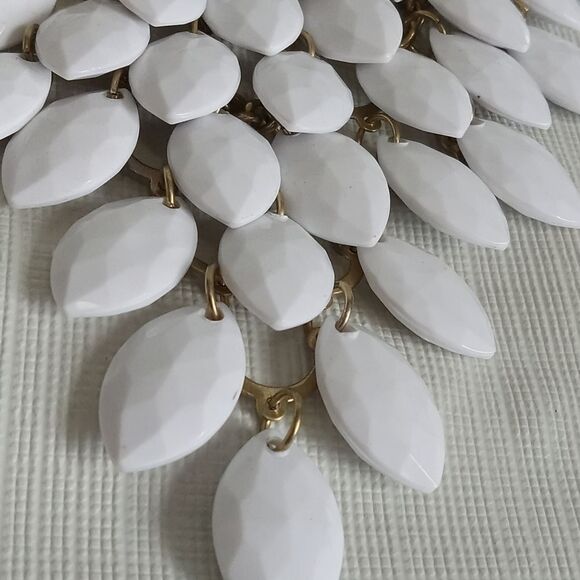 White & Gold Toned Acrylic Pointed Oval Beaded Bib Cluster Statement Necklace - Picture 4 of 12